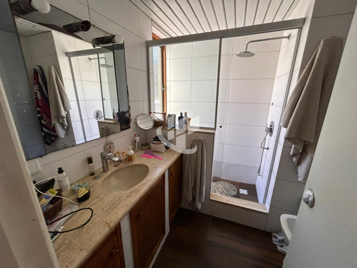 Casa ID.2460 - Casa 3 Dorm. En Venta en Pocitos con Garaje, Patio, Barbacoa y Azotea