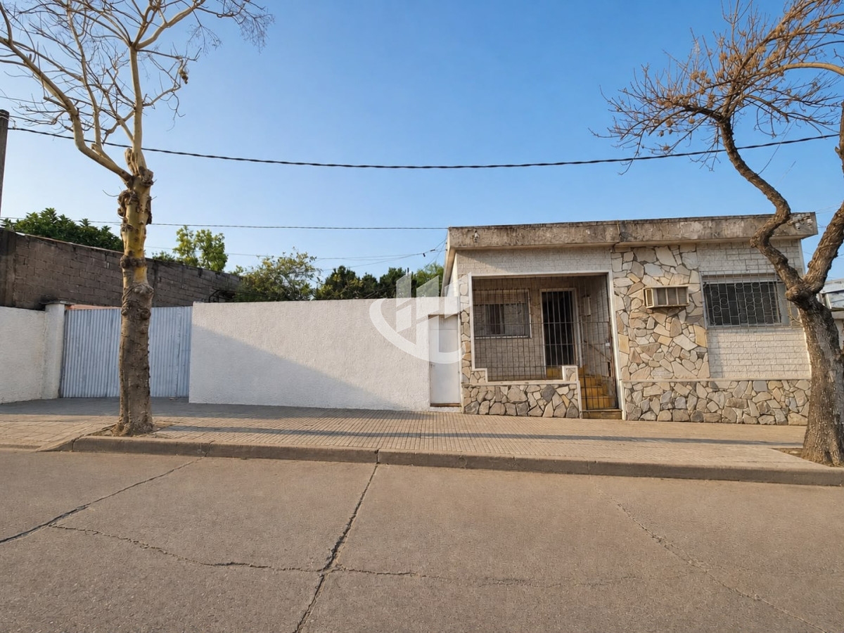 Casa ID.2820 - CASA DE 2 DORMITORIOS CON MUCHO POTENCIAL