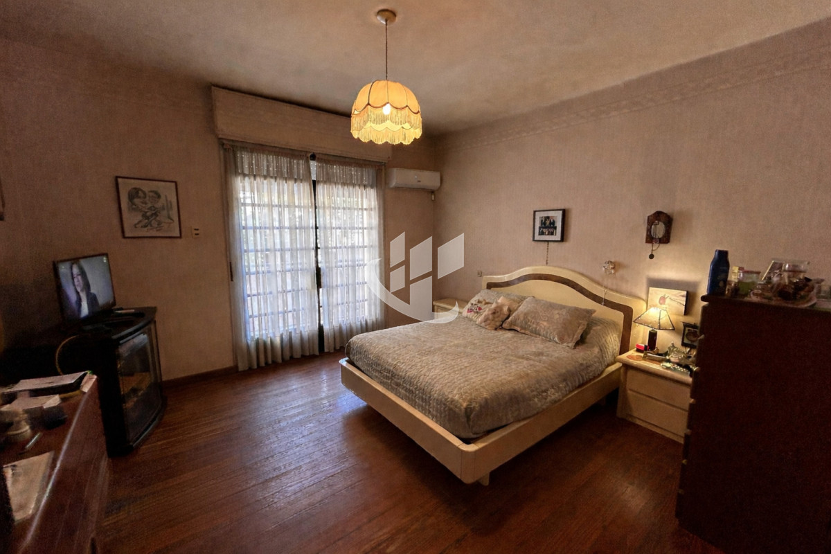 Casa ID.2460 - Casa 3 Dorm. En Venta en Pocitos con Garaje, Patio, Barbacoa y Azotea