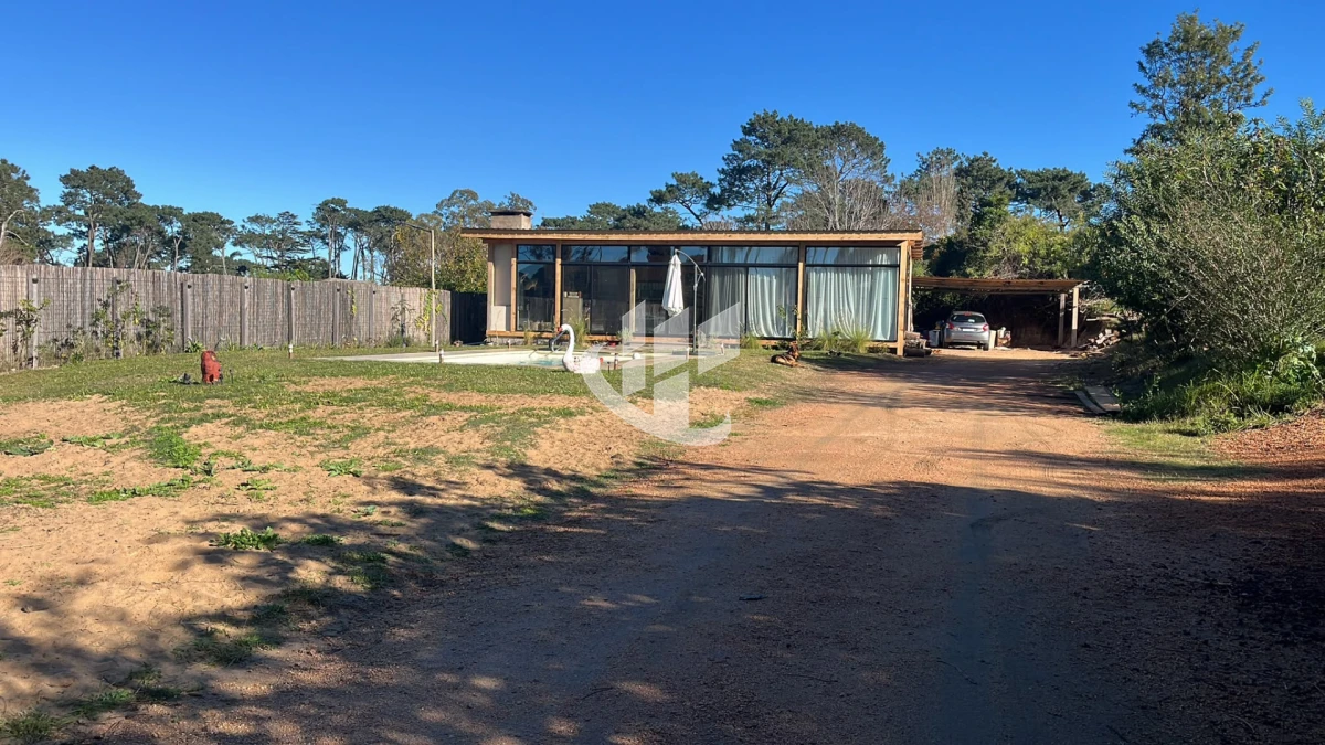 Casa ID.2740 - Casa con piscina, alquiler anual, Punta del Este.