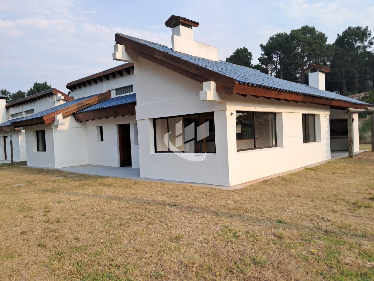 Casa ID.1349 - PUNTA BALLENA CLUB DEL LAGO CASA 3 DORMITORIOS CON PARRILLERO TECHADO VENTA
