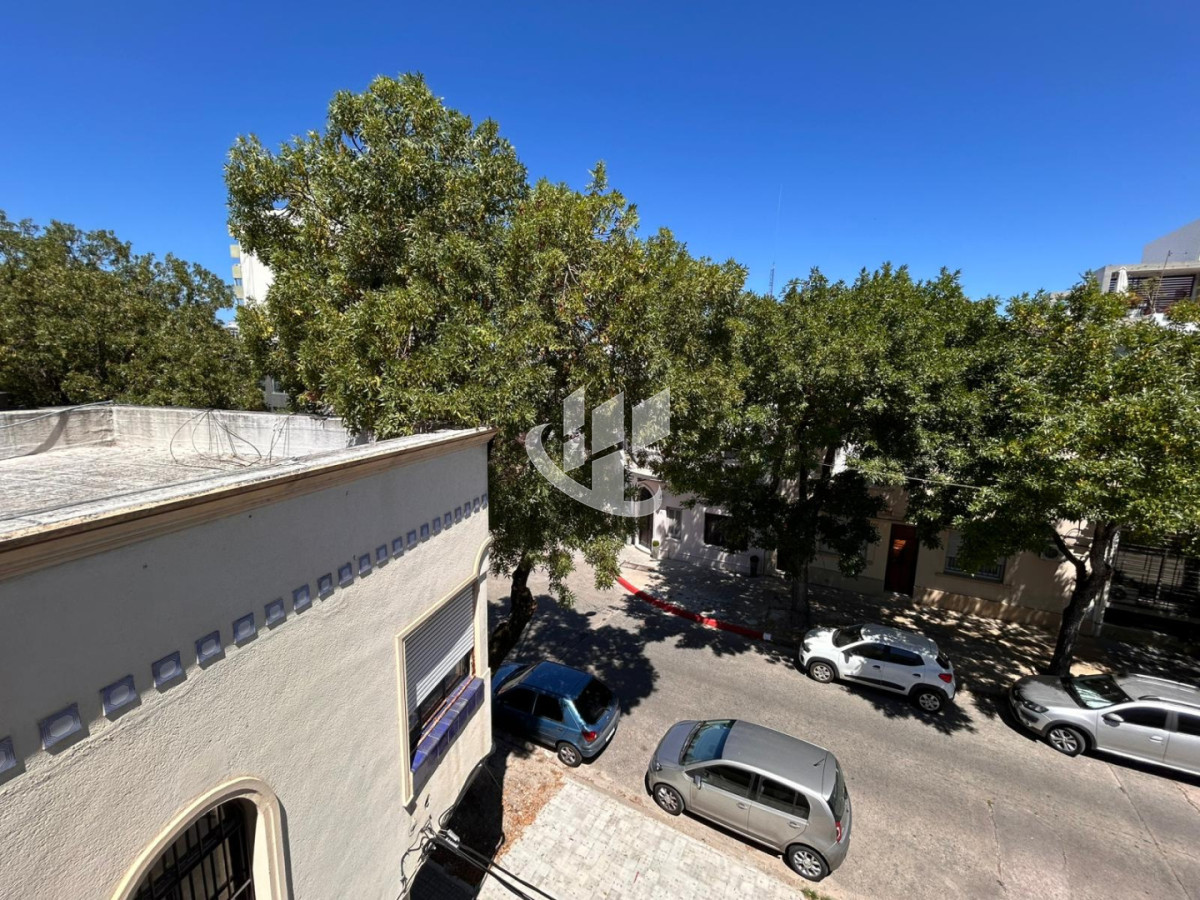 Casa ID.2460 - Casa 3 Dorm. En Venta en Pocitos con Garaje, Patio, Barbacoa y Azotea