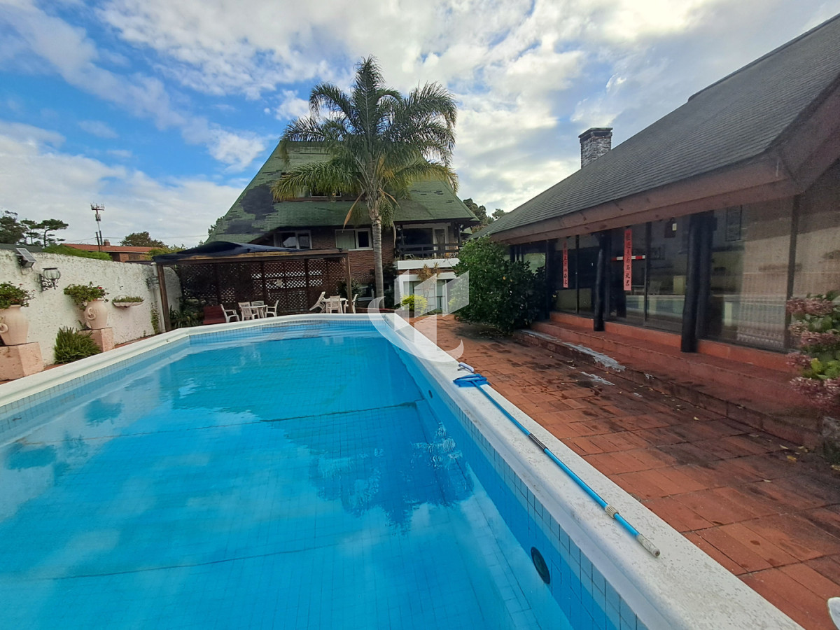 Casa ID.2532 - PUNTA DEL ESTE LAS DELICIAS GRAN CASA DE 5 DORMITORIOS PISCINA CANCHA DE PADLE EN VENTA