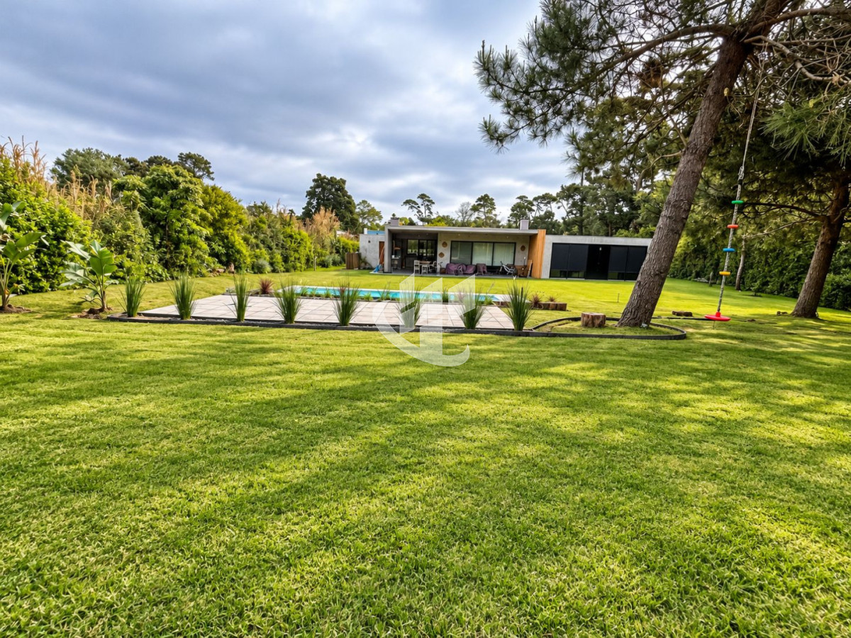 Casa ID.2899 - PUNTA DEL ESTE LUGANO HERMOSA CASA DE 4 DORMITORIOS PARRILLERO PISCINA CLIMATIZADA EN ALQUILER TEMPORAL