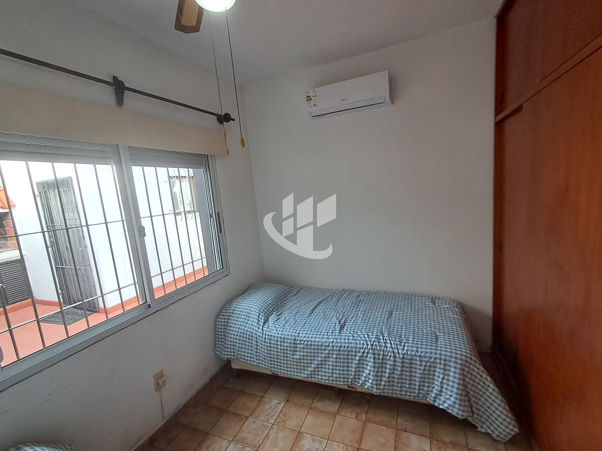 Casa ID.1798 - PUNTA DEL ESTE LAS DELICIAS HERMOSA CASA DE 3 DORMITORIOS 2 BAÑOS PARRILLERO CERCADA