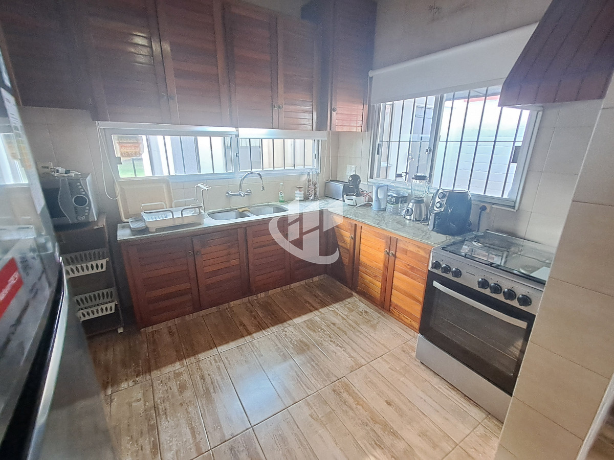 Casa ID.1798 - PUNTA DEL ESTE LAS DELICIAS HERMOSA CASA DE 3 DORMITORIOS 2 BAÑOS PARRILLERO CERCADA
