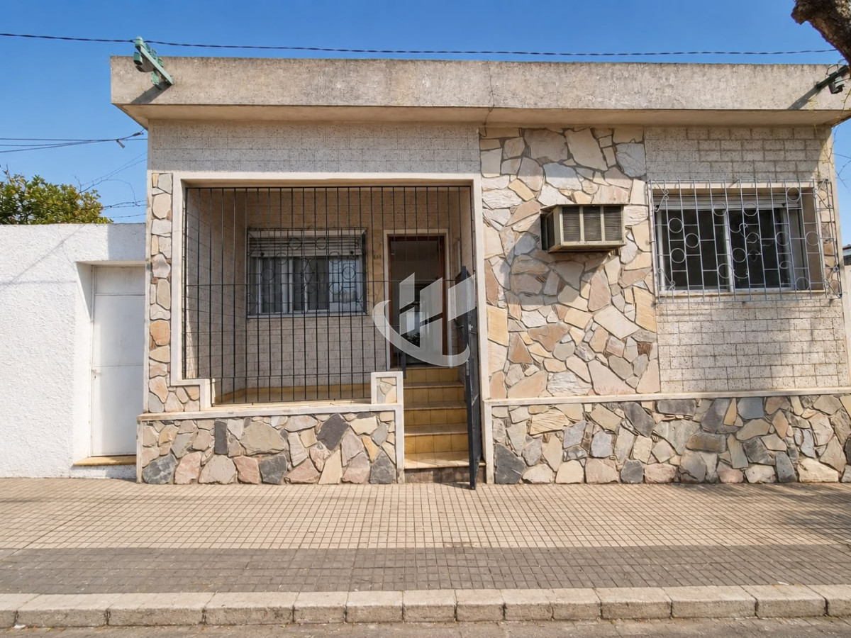 Casa ID.2820 - CASA DE 2 DORMITORIOS CON MUCHO POTENCIAL