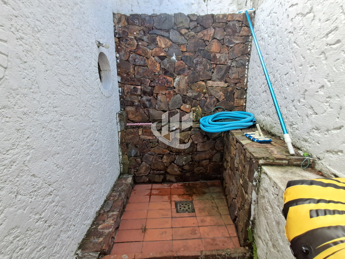 Casa ID.2532 - PUNTA DEL ESTE LAS DELICIAS GRAN CASA DE 5 DORMITORIOS PISCINA CANCHA DE PADLE EN VENTA