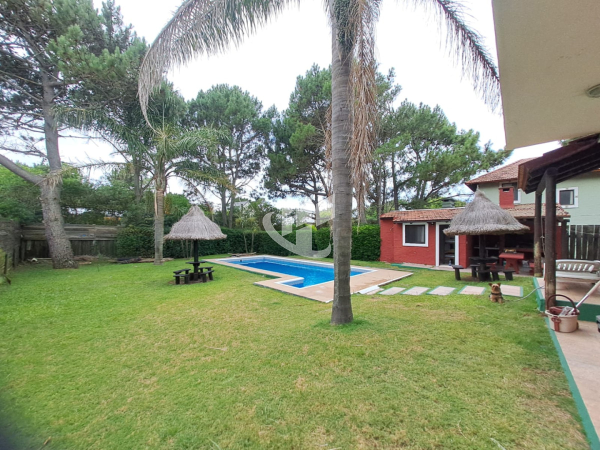 Casa ID.2955 - PUNTA BALLENA TIO TOM CASA DE 4 SUITES PISCINA A METROS DEL MAR EN ALQUILER