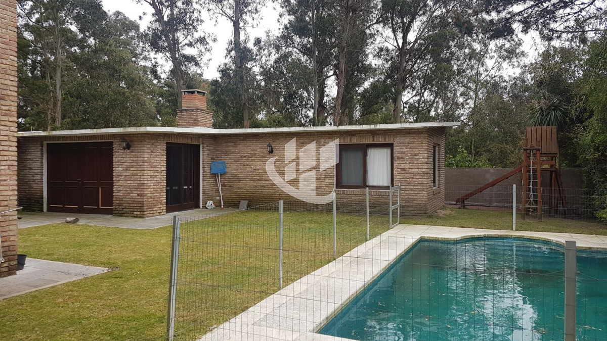 Casa ID.2223 - PUNTA DEL ESTE JARDINES DE CORDOBA CASA EN ALQUILER 3 DORMITORIOS PISCINA BARBACOA