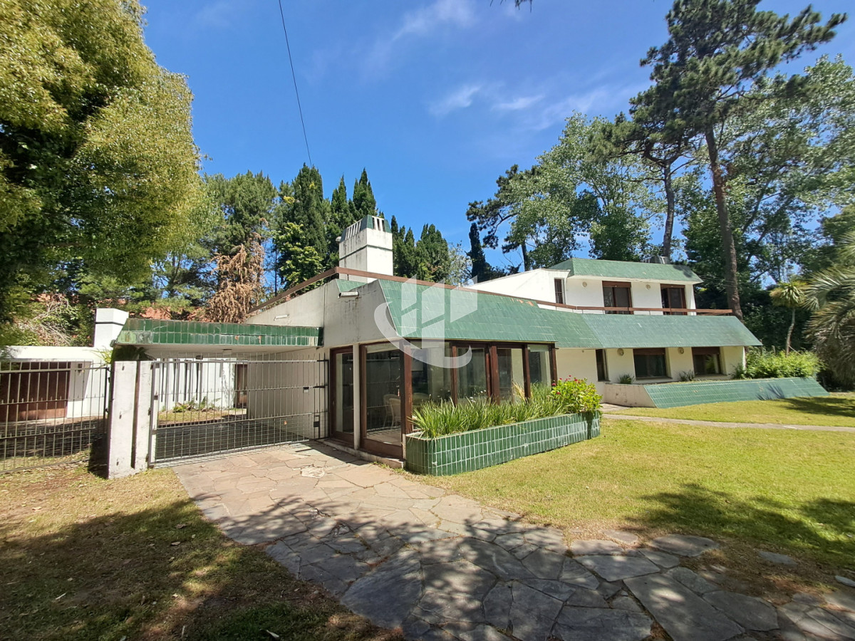 Casa ID.2333 - PUNTA DEL ESTE MANSA A METROS DEL MAR HERMOSA PROPIEDAD CON POTENCIAL
