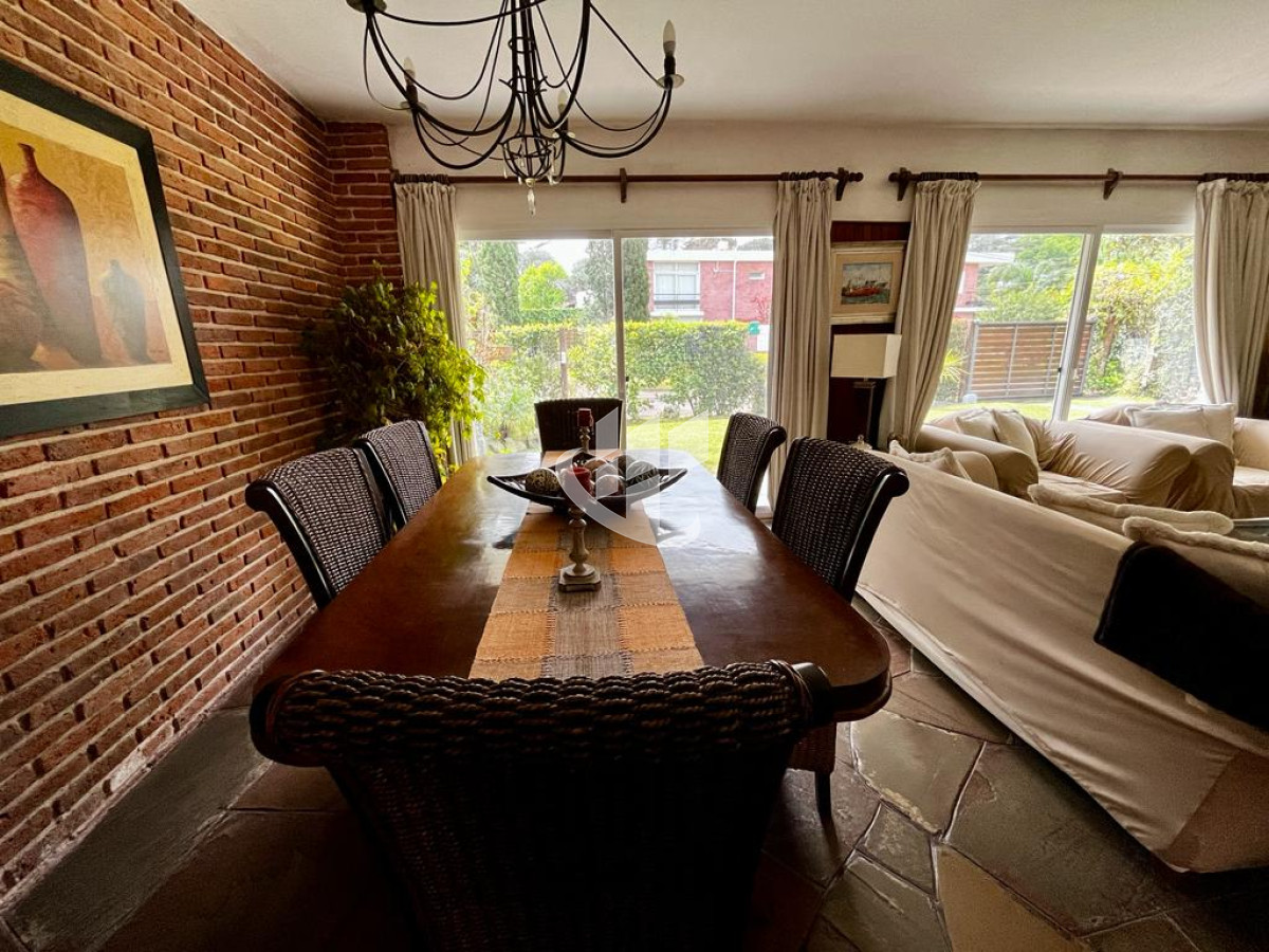 Casa ID.2070 - Alquiler de Temporada, 3 dormitorios, piscina climatizada, Mansa, Punta del Este