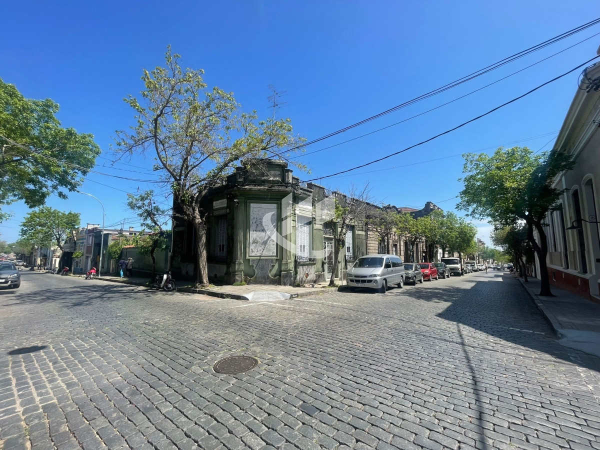 Casa ID.944 - EXCEPCIONAL ESQUINA CON 81 M2 DE FRENTE