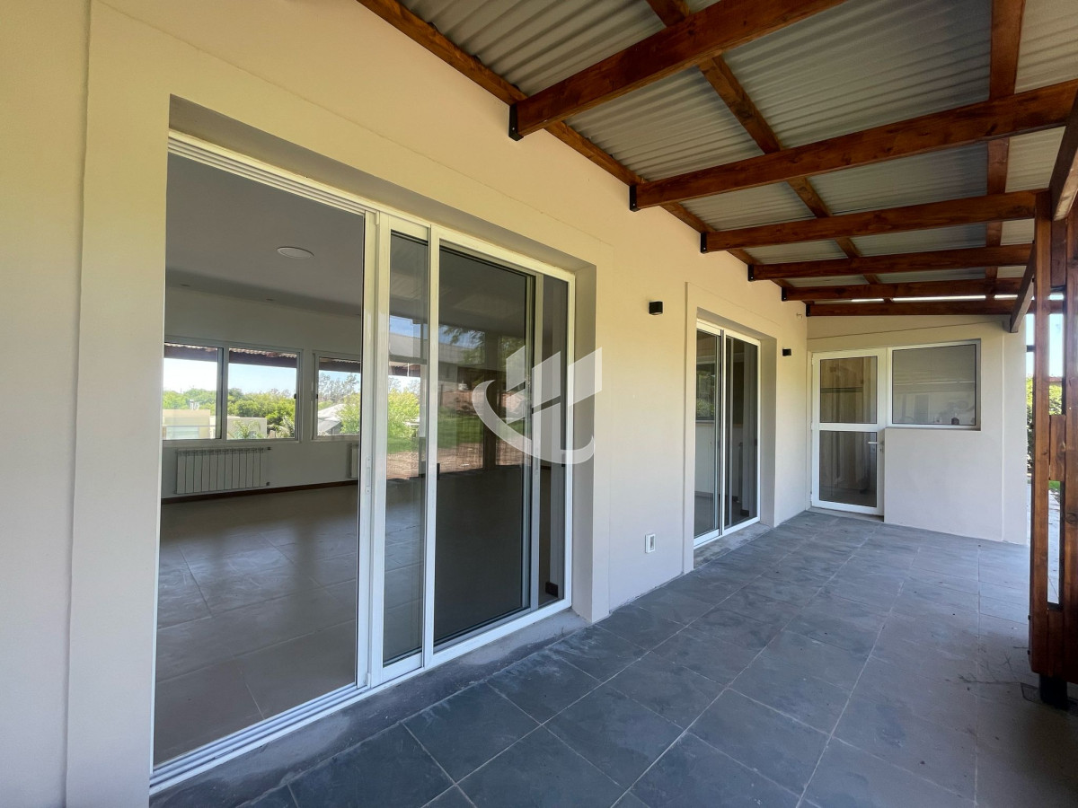 Casa ID.1716 - A ESTRENAR DE 3 DORMITORIOS Y 2 BAÑOS