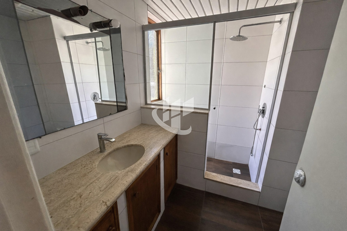 Casa ID.2460 - Casa 3 Dorm. En Venta en Pocitos con Garaje, Patio, Barbacoa y Azotea