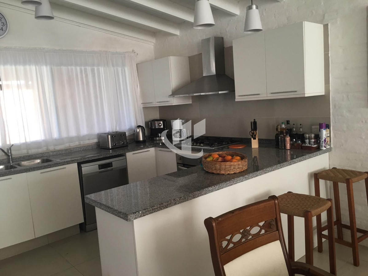 Casa ID.1434 - PUNTA BALLENA TIO TOM CASA DE 5 DORMITORIOS CON PISCINA CLIMATIZADA
