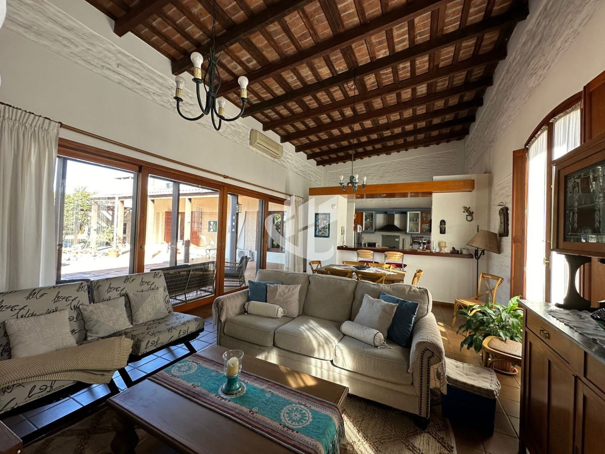 Casa ID.1419 - CASA CENTRICA EN MERCEDES LISTA PARA INGRESAR, CON 1.000 M2 DE TERRENO