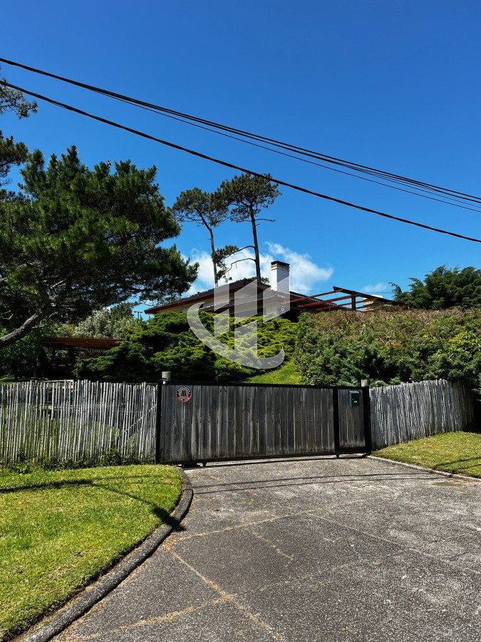 Casa ID.945 - CASA EN ALQUILER ANUAL, 3 DORMITORIOS, PUNTA DEL ESTE, PINARES