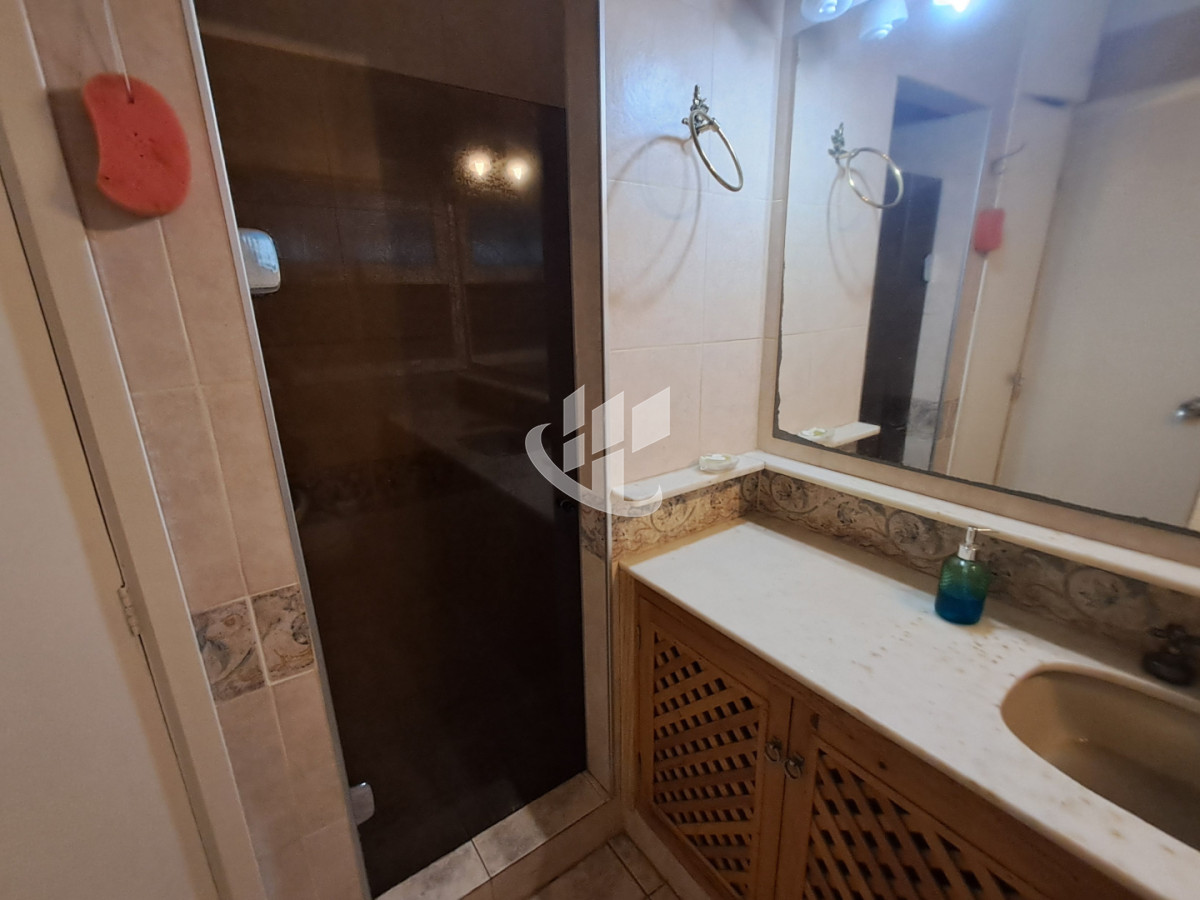 Casa ID.2532 - PUNTA DEL ESTE LAS DELICIAS GRAN CASA DE 5 DORMITORIOS PISCINA CANCHA DE PADLE EN VENTA