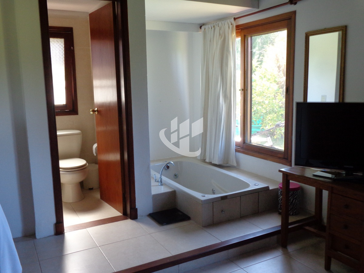 Casa ID.2109 - PUNTA DEL ESTE MARLY CASA DE 4 DORMITORIOS PISCINA EN ALQUILER TEMPORAL