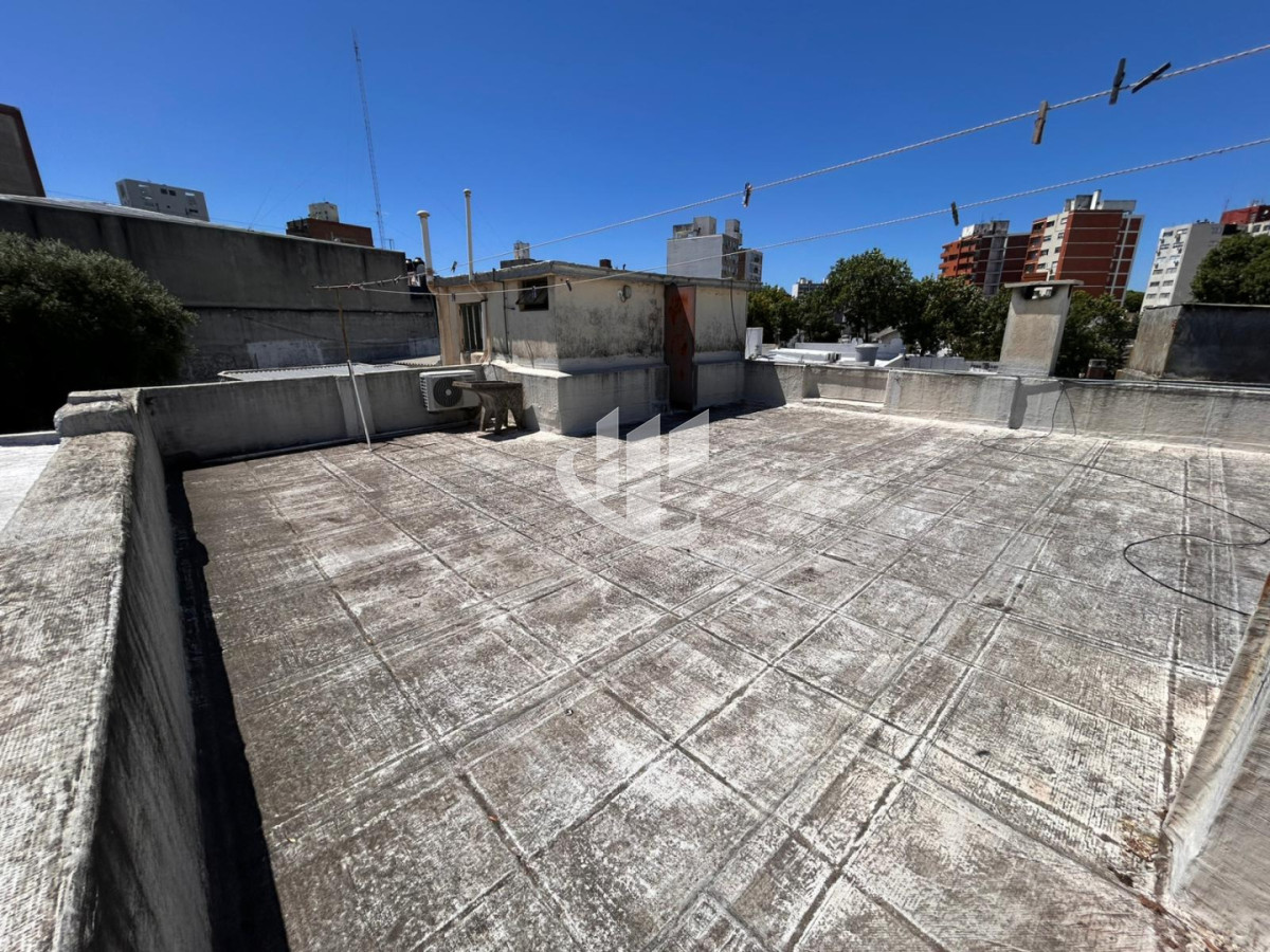 Casa ID.2460 - Casa 3 Dorm. En Venta en Pocitos con Garaje, Patio, Barbacoa y Azotea