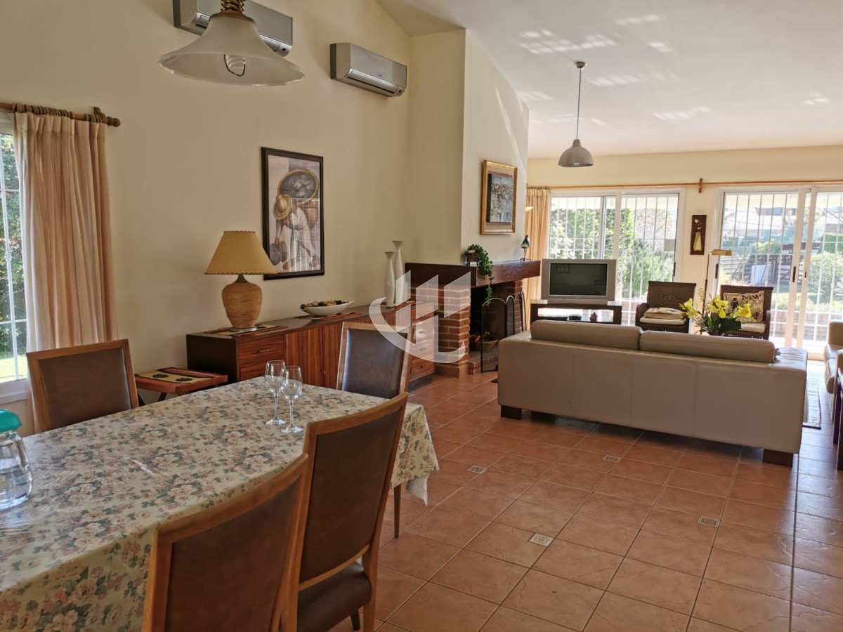 Casa ID.1989 - Casa en Venta de 4 dormitorios en zona Mansa - Punta del Este