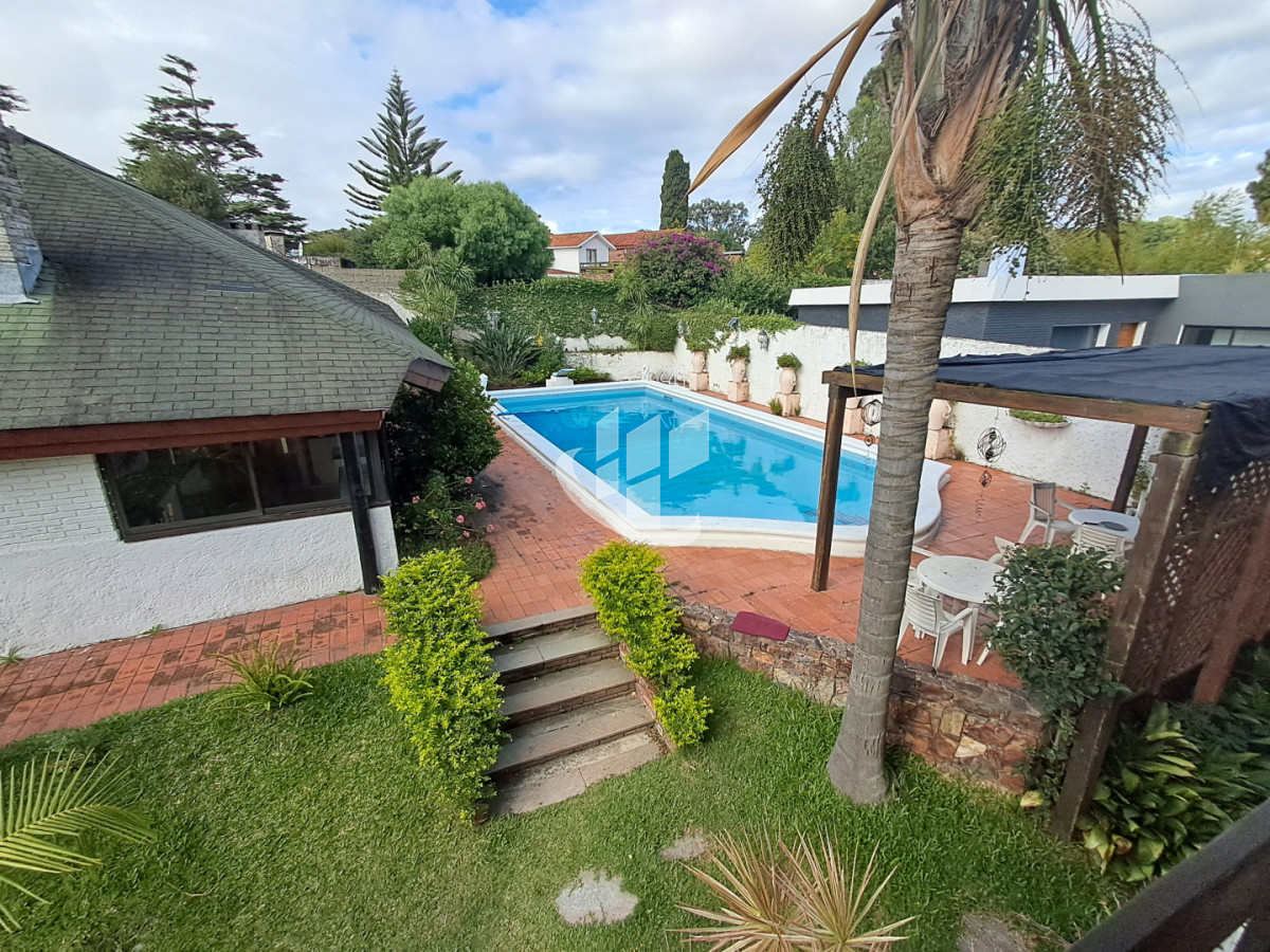 Casa ID.2532 - PUNTA DEL ESTE LAS DELICIAS GRAN CASA DE 5 DORMITORIOS PISCINA CANCHA DE PADLE EN VENTA