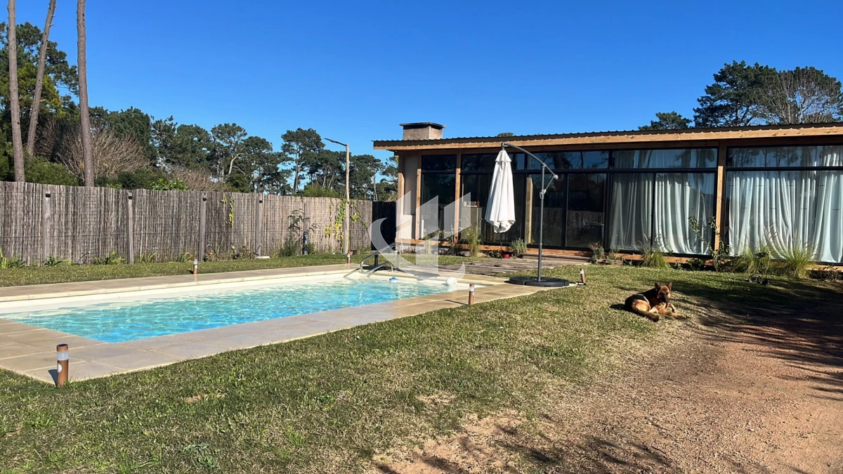 Casa ID.2740 - Casa con piscina, alquiler anual, Punta del Este.