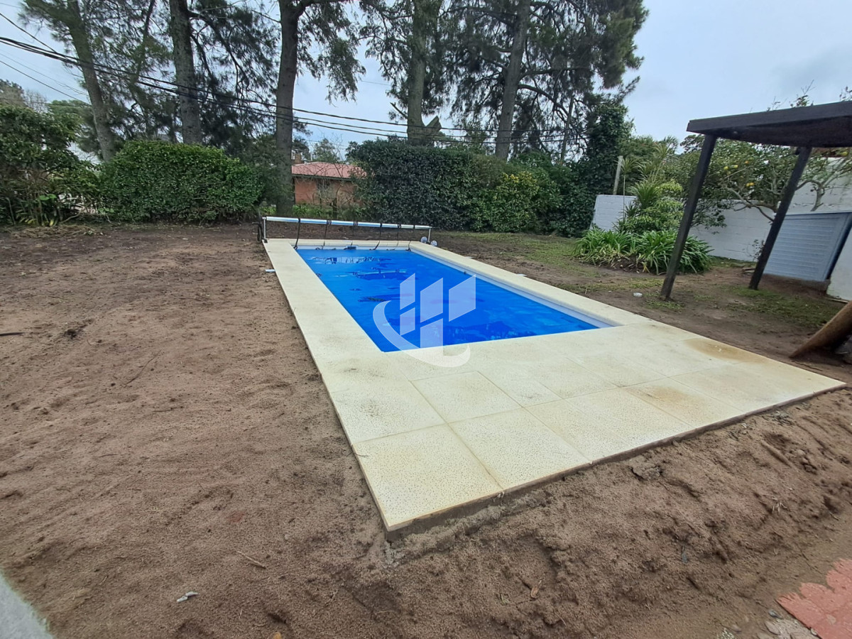Casa ID.1798 - PUNTA DEL ESTE LAS DELICIAS HERMOSA CASA DE 3 DORMITORIOS 2 BAÑOS PARRILLERO CERCADA
