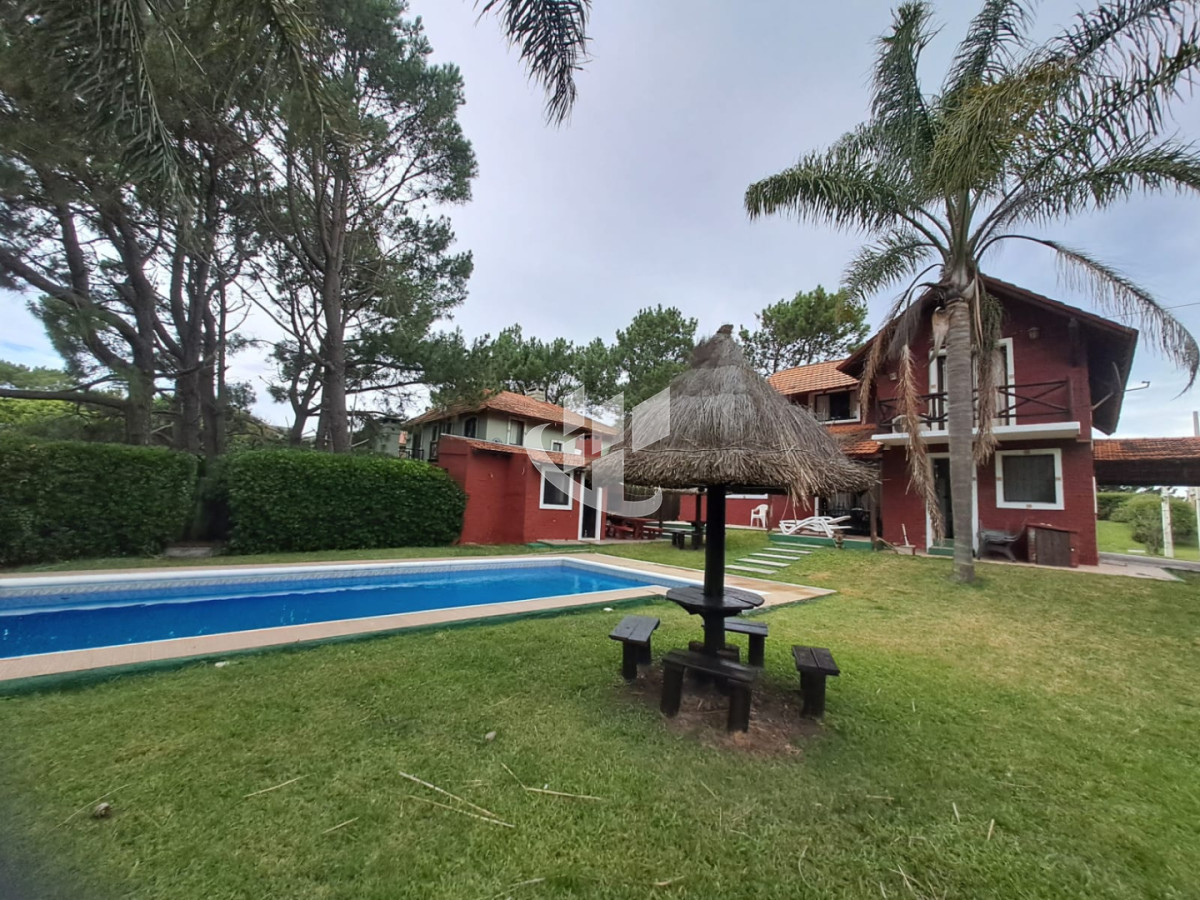 Casa ID.2955 - PUNTA BALLENA TIO TOM CASA DE 4 SUITES PISCINA A METROS DEL MAR EN ALQUILER