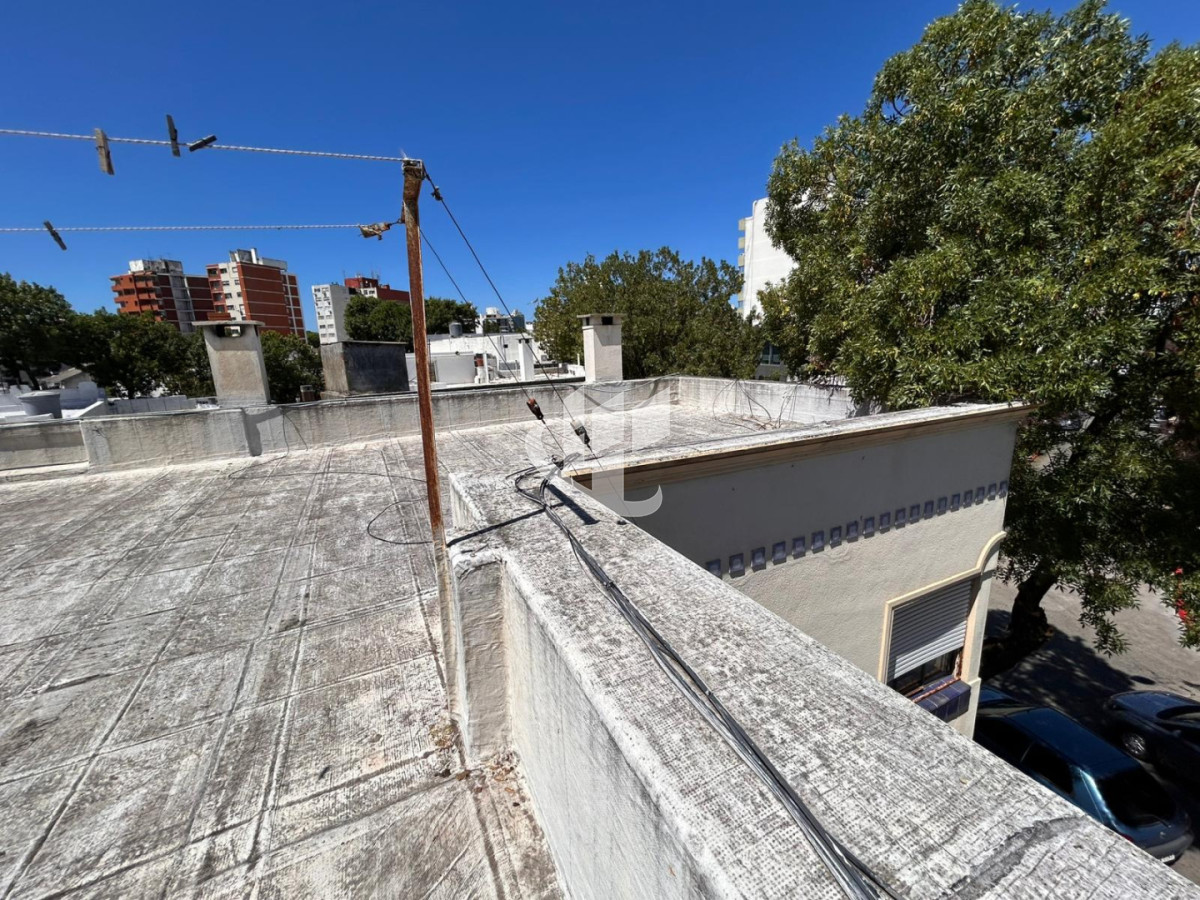 Casa ID.2460 - Casa 3 Dorm. En Venta en Pocitos con Garaje, Patio, Barbacoa y Azotea