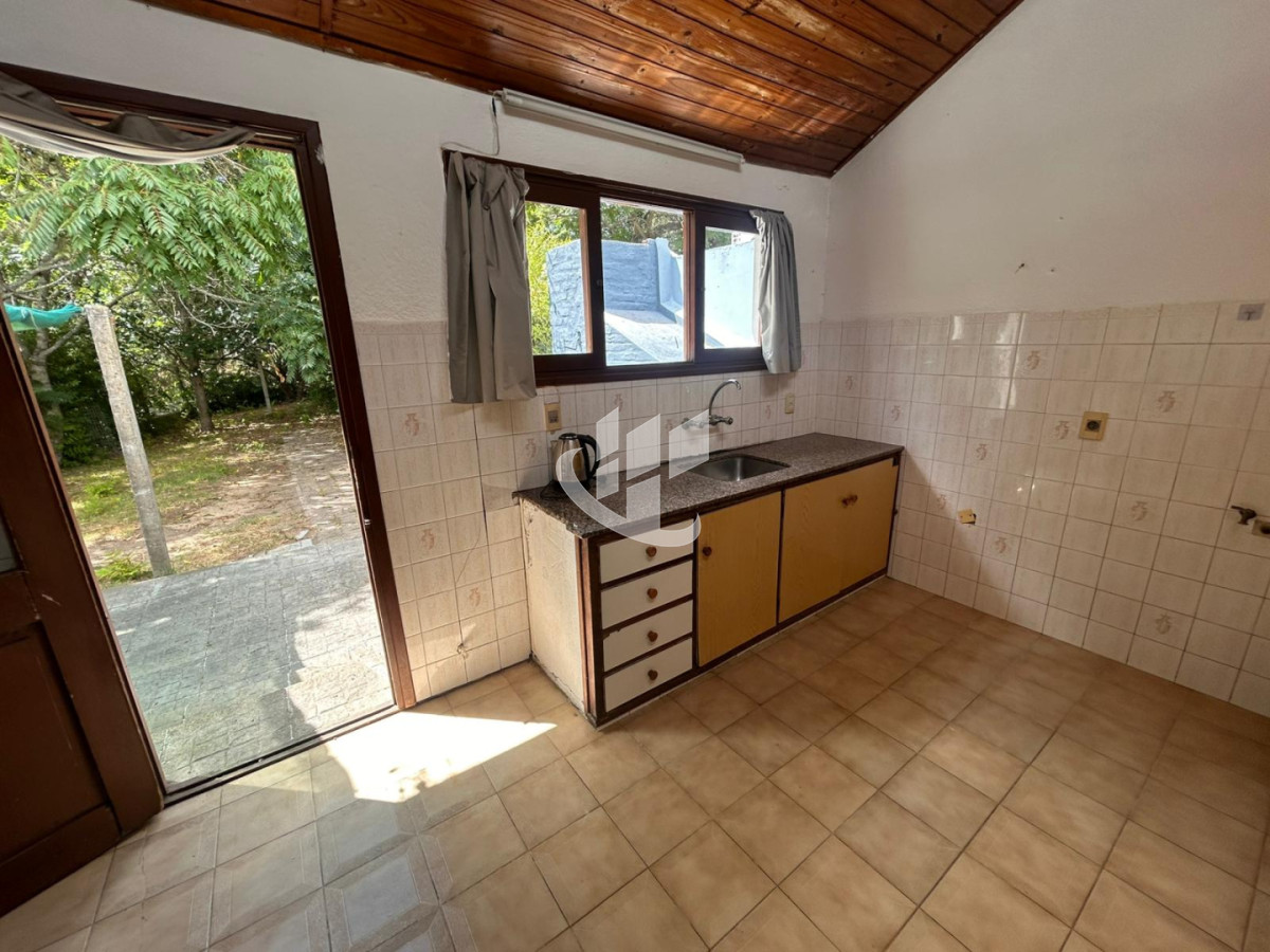 Casa ID.2410 - Casa en alquiler anual 2 Dormitorios, Jardines de Córdoba, Punta del Este