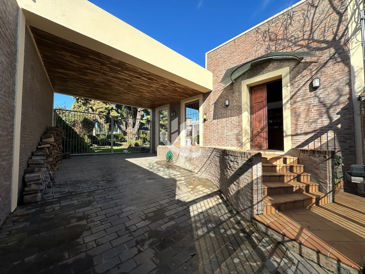 Casa ID.1419 - CASA CENTRICA EN MERCEDES LISTA PARA INGRESAR, CON 1.000 M2 DE TERRENO