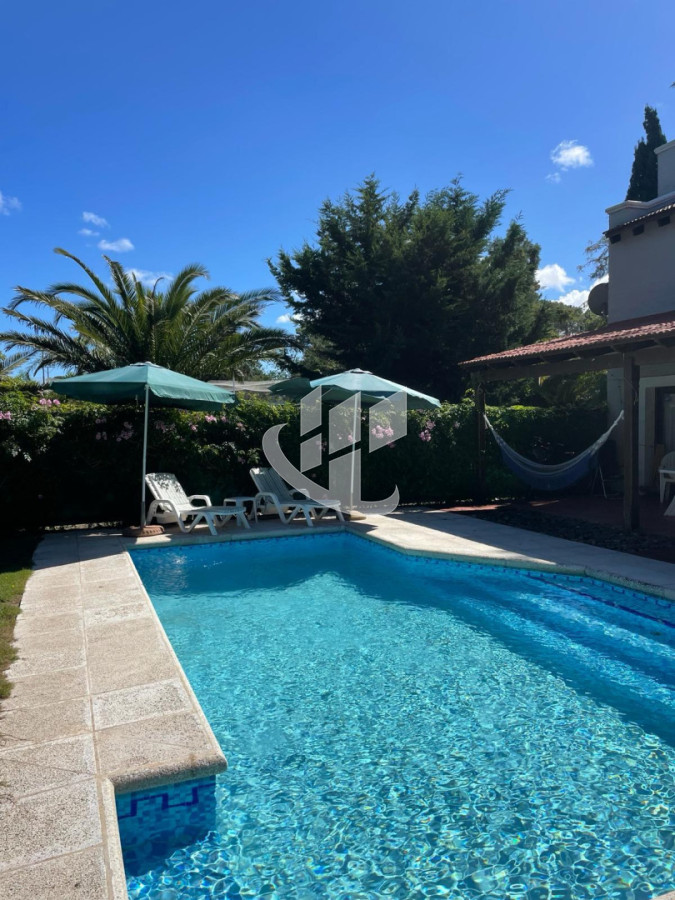 Casa ID.2501 - PUNTA DEL ESTE BARRIO MARLY 4 DORMITORIOS PISCINA ALQUILER ANUAL Y TEMPORADA
