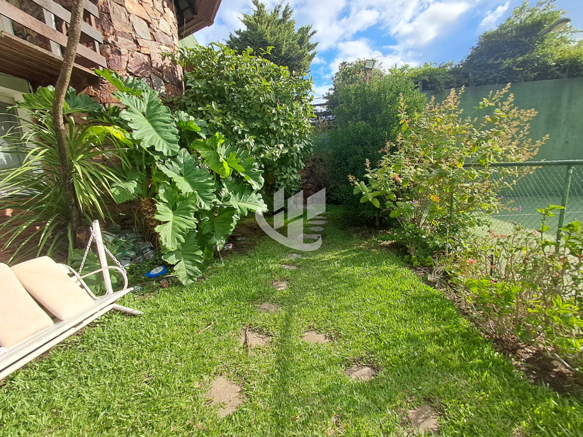 Casa ID.2532 - PUNTA DEL ESTE LAS DELICIAS GRAN CASA DE 5 DORMITORIOS PISCINA CANCHA DE PADLE EN VENTA