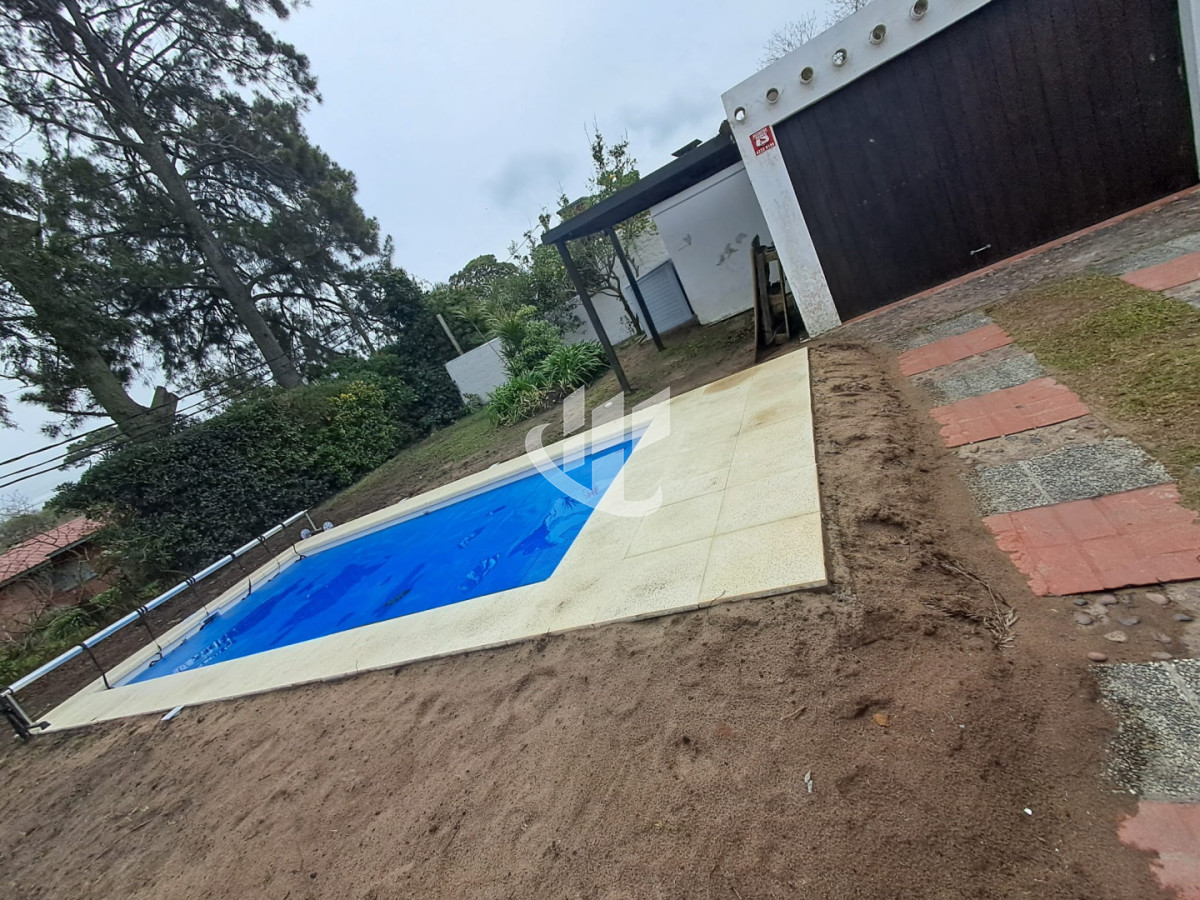 Casa ID.1798 - PUNTA DEL ESTE LAS DELICIAS HERMOSA CASA DE 3 DORMITORIOS 2 BAÑOS PARRILLERO CERCADA