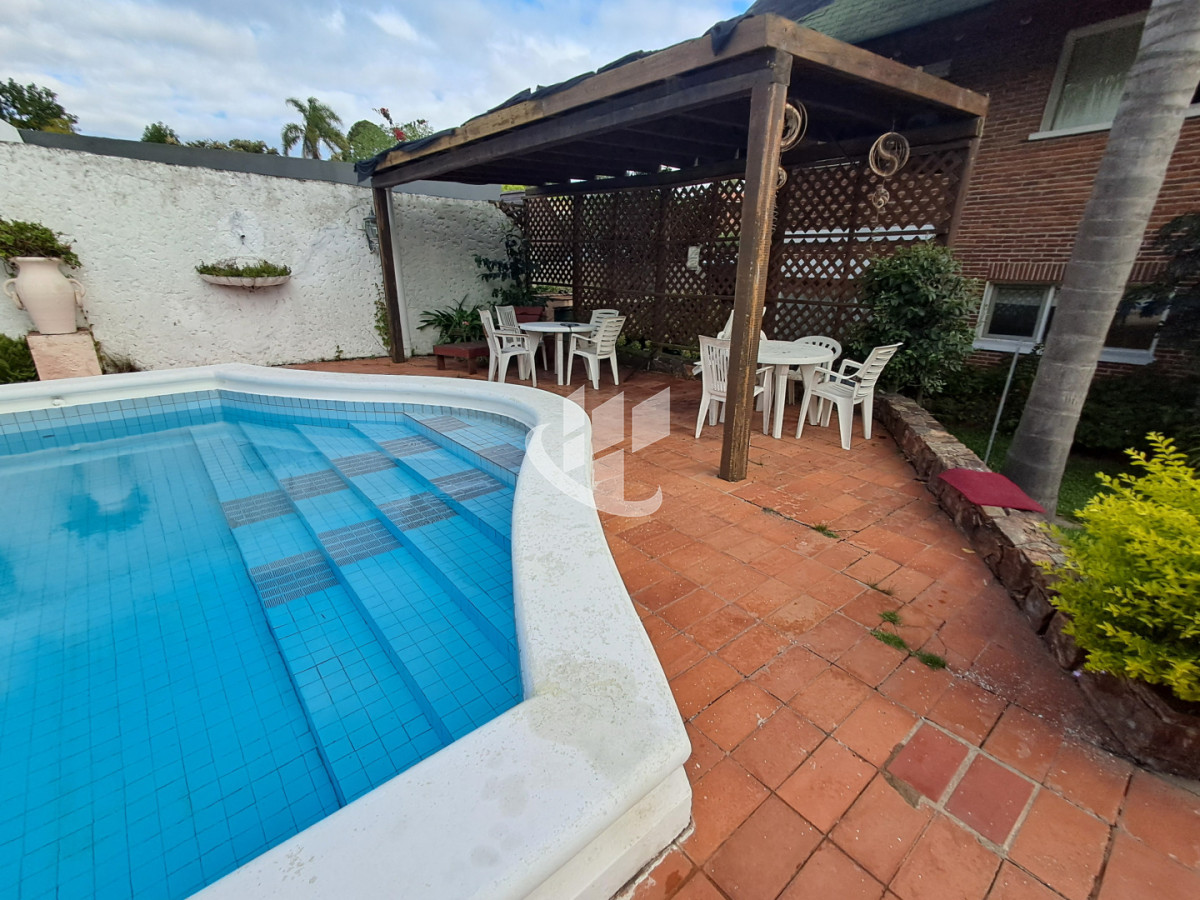 Casa ID.2532 - PUNTA DEL ESTE LAS DELICIAS GRAN CASA DE 5 DORMITORIOS PISCINA CANCHA DE PADLE EN VENTA