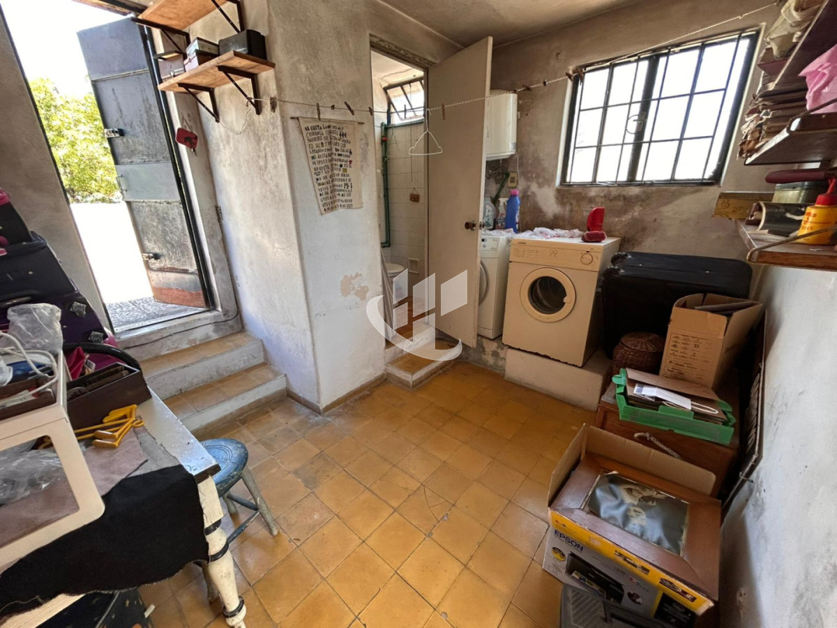 Casa ID.2460 - Casa 3 Dorm. En Venta en Pocitos con Garaje, Patio, Barbacoa y Azotea