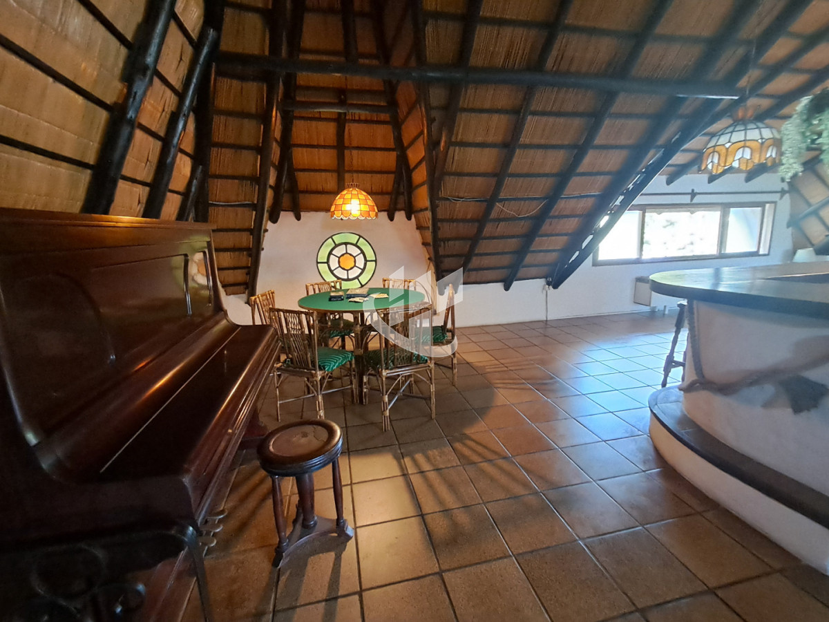 Casa ID.2532 - PUNTA DEL ESTE LAS DELICIAS GRAN CASA DE 5 DORMITORIOS PISCINA CANCHA DE PADLE EN VENTA