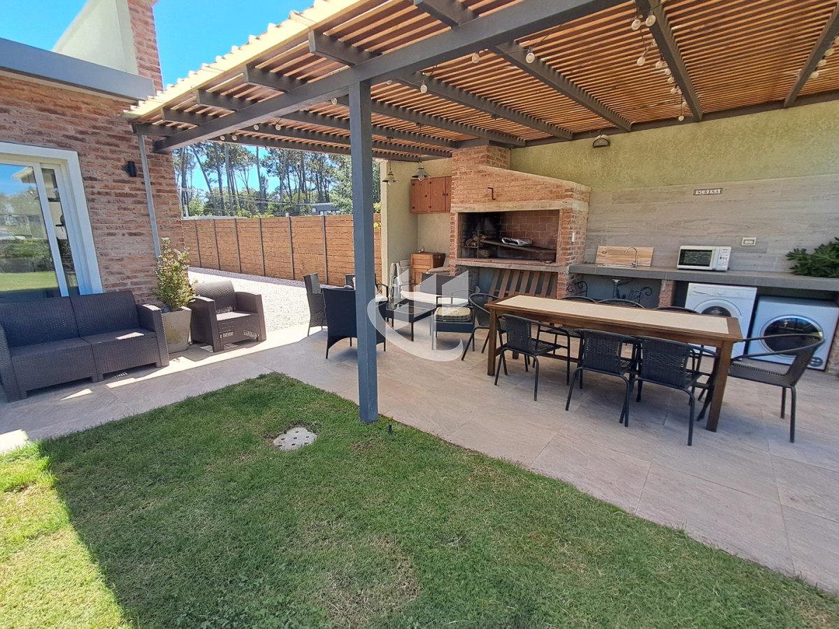 Casa ID.2391 - PUNTA DEL ESTE PARQUE BURNETT 2 DORMITORIOS 2 BAÑOS