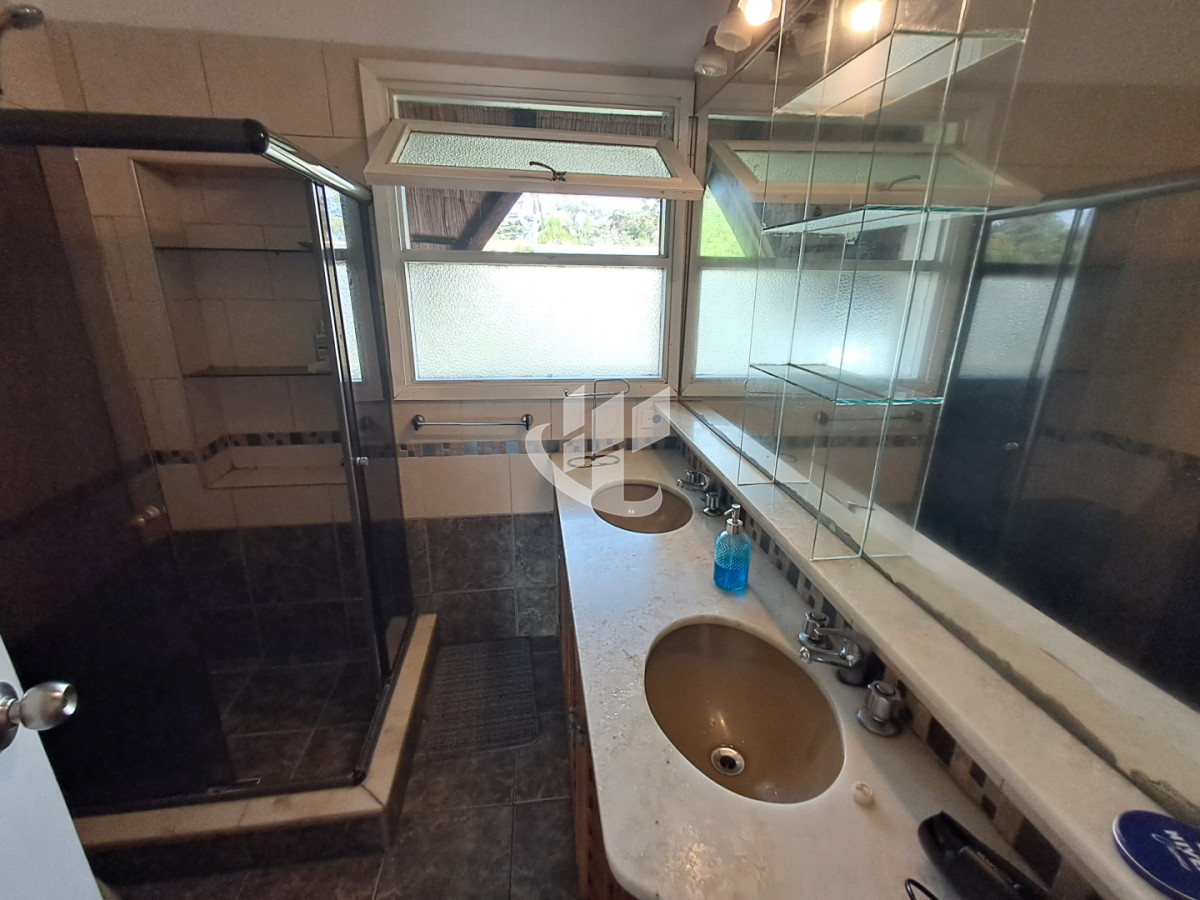 Casa ID.2532 - PUNTA DEL ESTE LAS DELICIAS GRAN CASA DE 5 DORMITORIOS PISCINA CANCHA DE PADLE EN VENTA