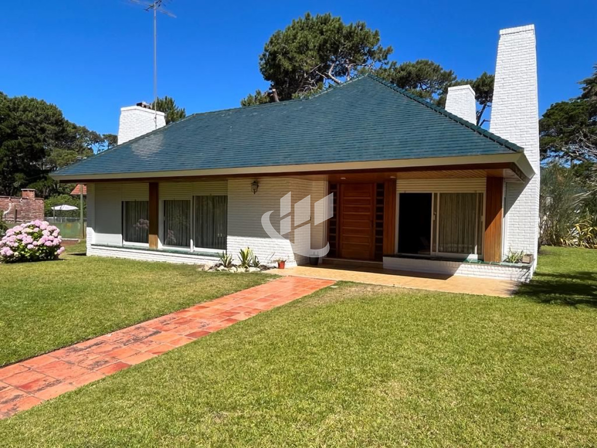 Casa ID.1680 - Alquiler de verano, 4 dormitorios, 3 baños, piscina climatizada, Mansa, Punta del Este