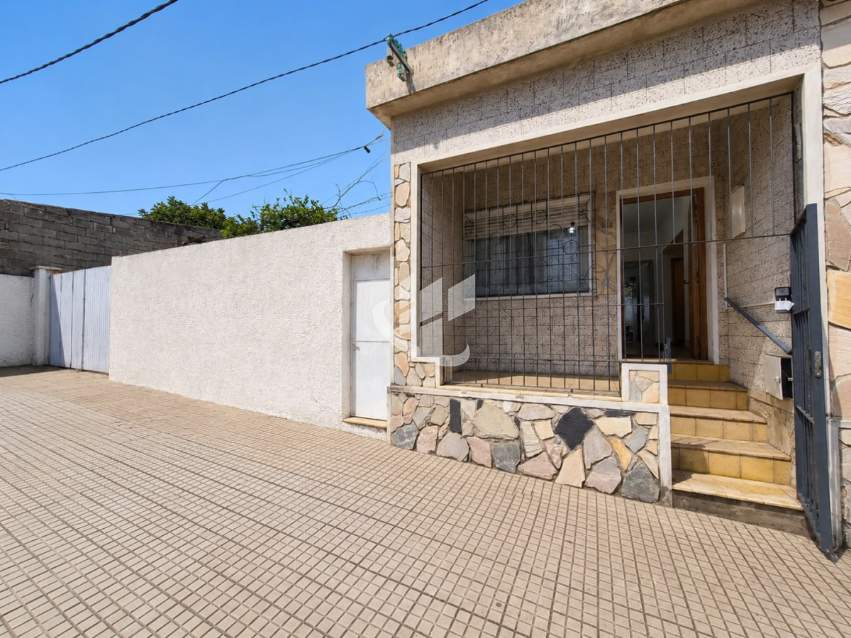 Casa ID.2820 - CASA DE 2 DORMITORIOS CON MUCHO POTENCIAL