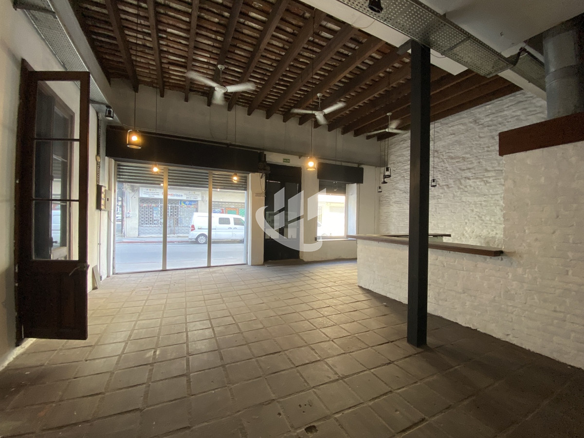 Casa ID.1022 - Venta casa con local al frente ideal para empresa 