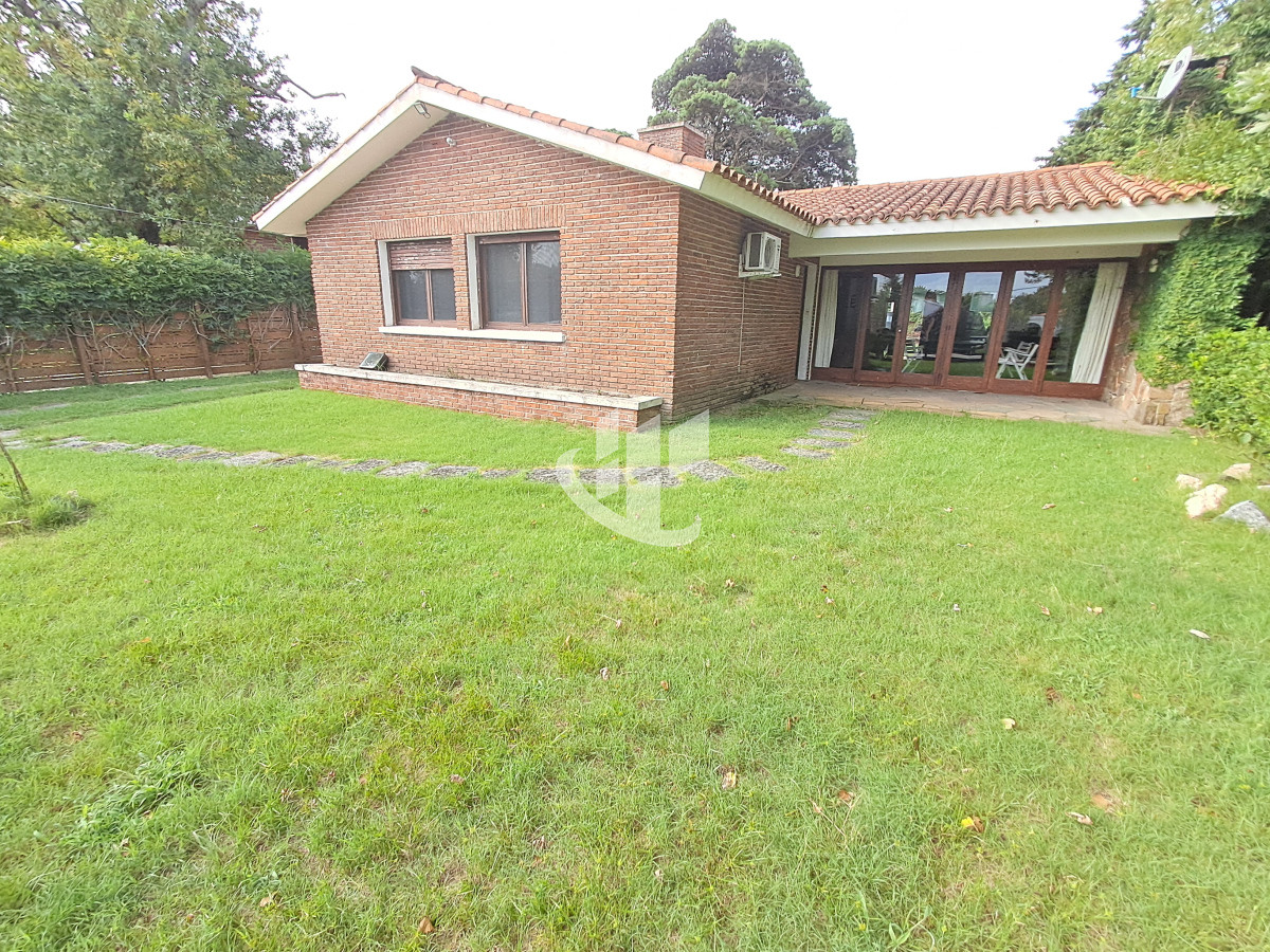 Casa ID.1710 - PUNTA DEL ESTE MANSA CASA DE 2 DORMITORIOS Y DEPENDENCIA EN VENTA