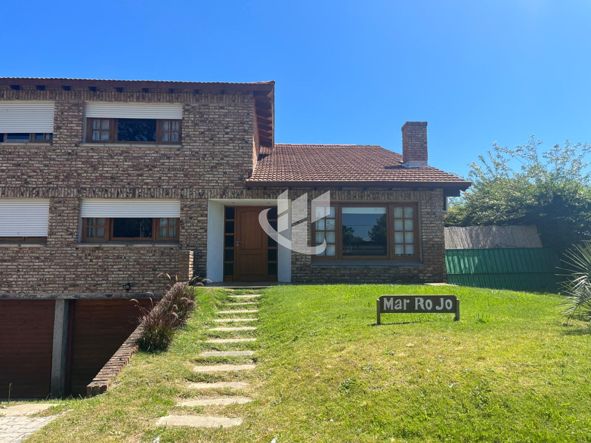 Casa ID.978 - ALQUILER CASA  ANUAL PUNTA DEL ESTE   MODERNA ,PISCINA CLIMATIZADA 