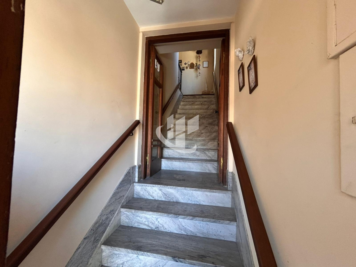 Casa ID.2460 - Casa 3 Dorm. En Venta en Pocitos con Garaje, Patio, Barbacoa y Azotea