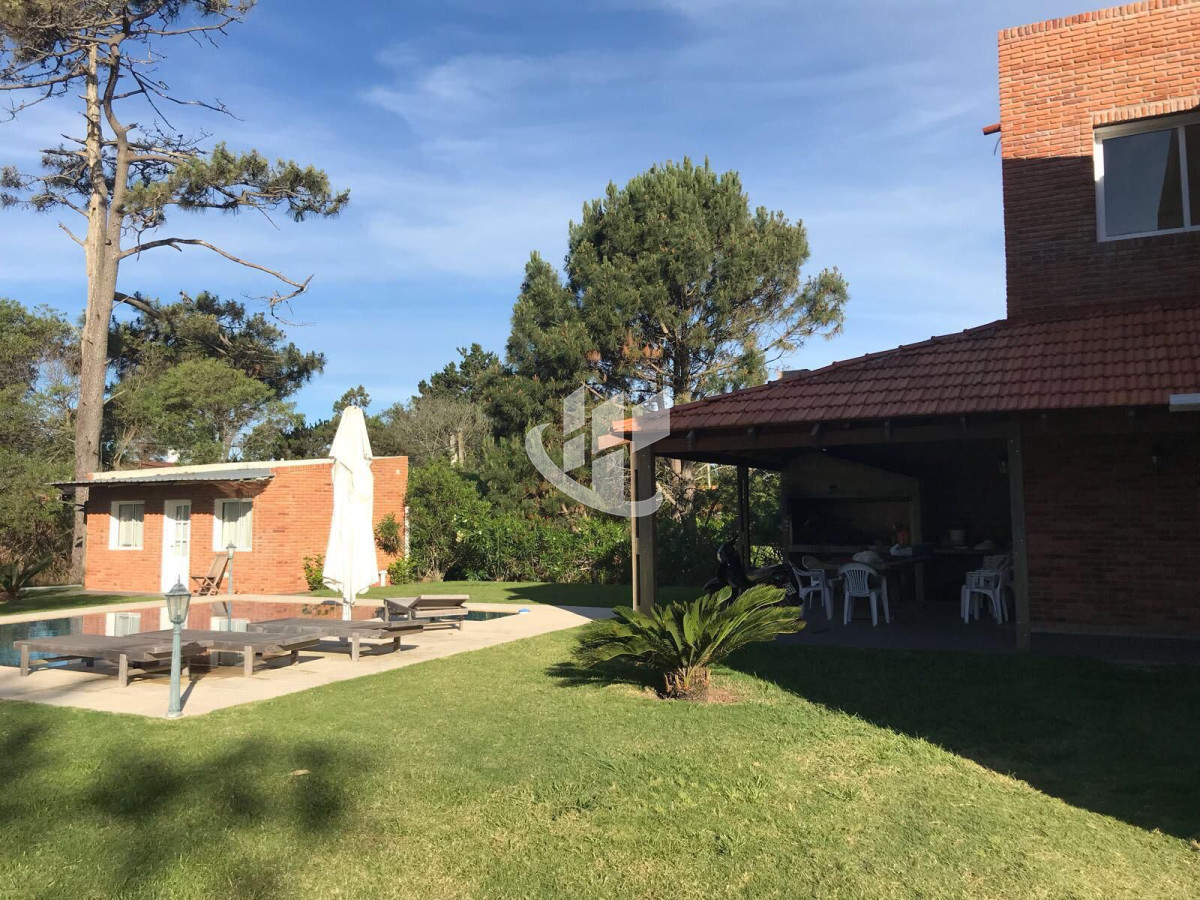 Casa ID.1434 - PUNTA BALLENA TIO TOM CASA DE 5 DORMITORIOS CON PISCINA CLIMATIZADA