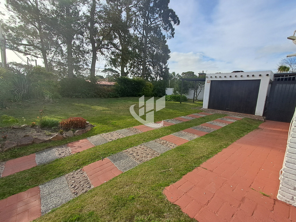 Casa ID.1798 - PUNTA DEL ESTE LAS DELICIAS HERMOSA CASA DE 3 DORMITORIOS 2 BAÑOS PARRILLERO CERCADA