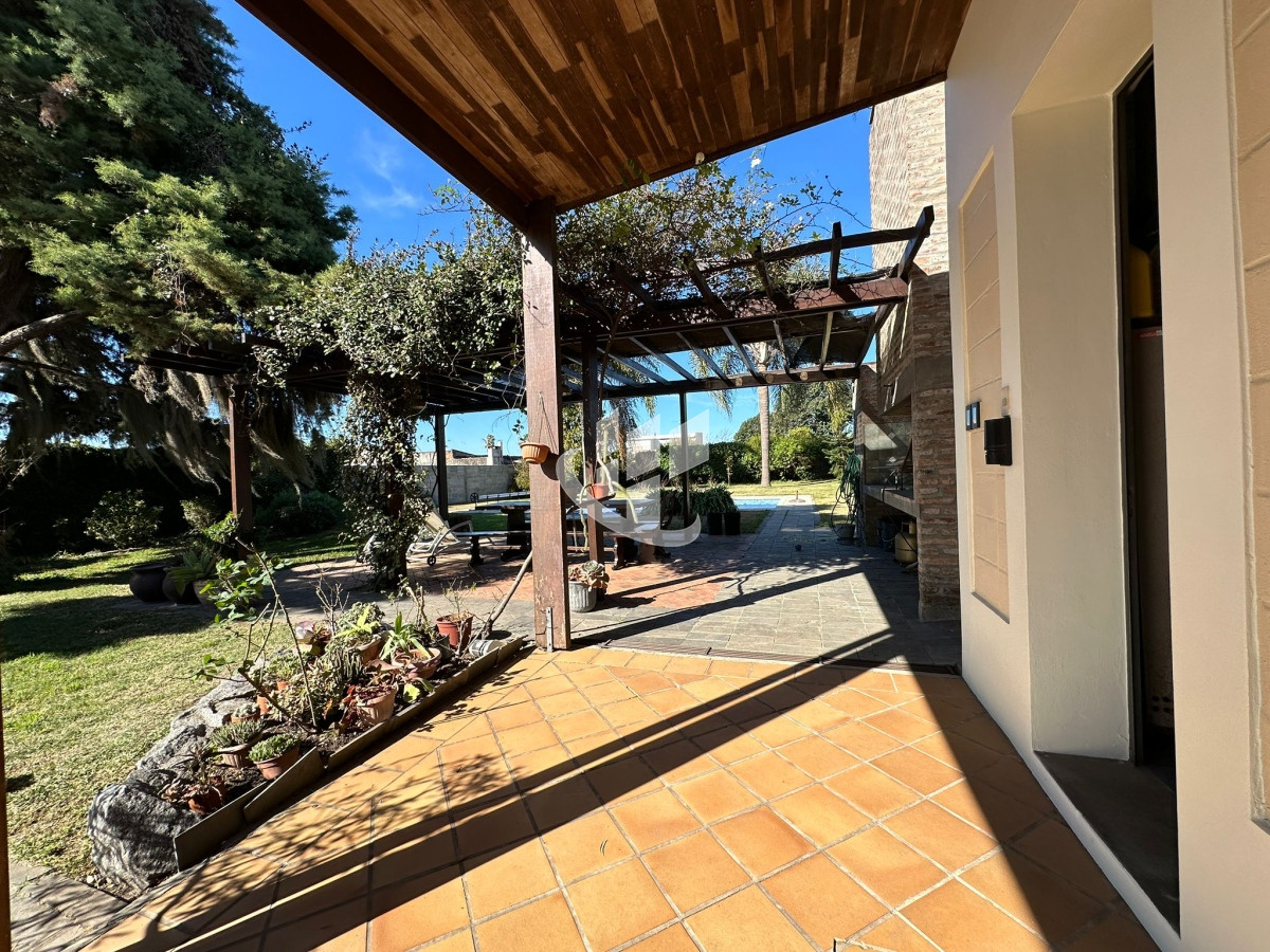 Casa ID.1419 - CASA CENTRICA EN MERCEDES LISTA PARA INGRESAR, CON 1.000 M2 DE TERRENO